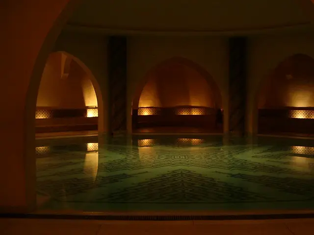 Kemerli nişlerle çevrili hamam havuzu — Soğanlı, Masaj Salonun